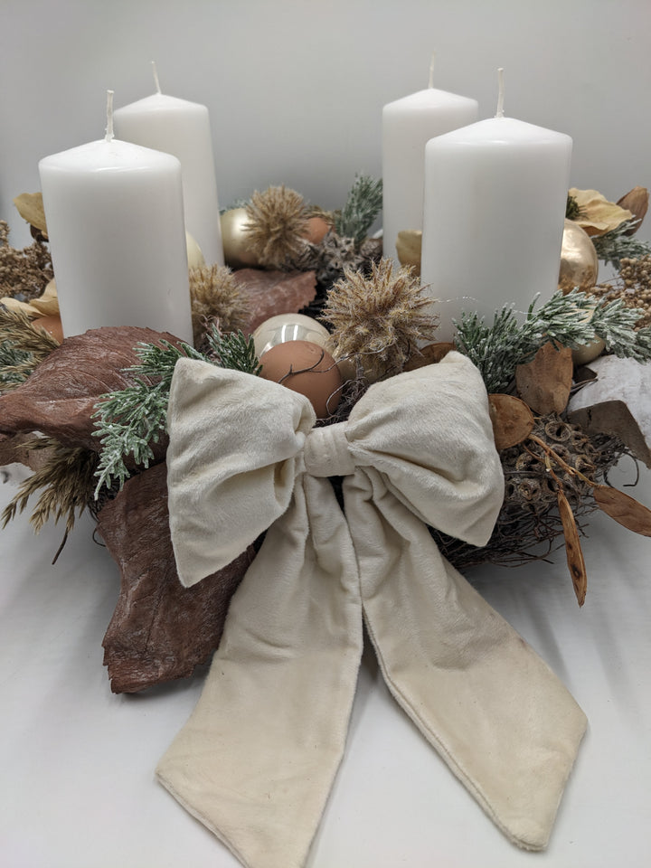 Adventskranz Christrosen Blätter weiss creme