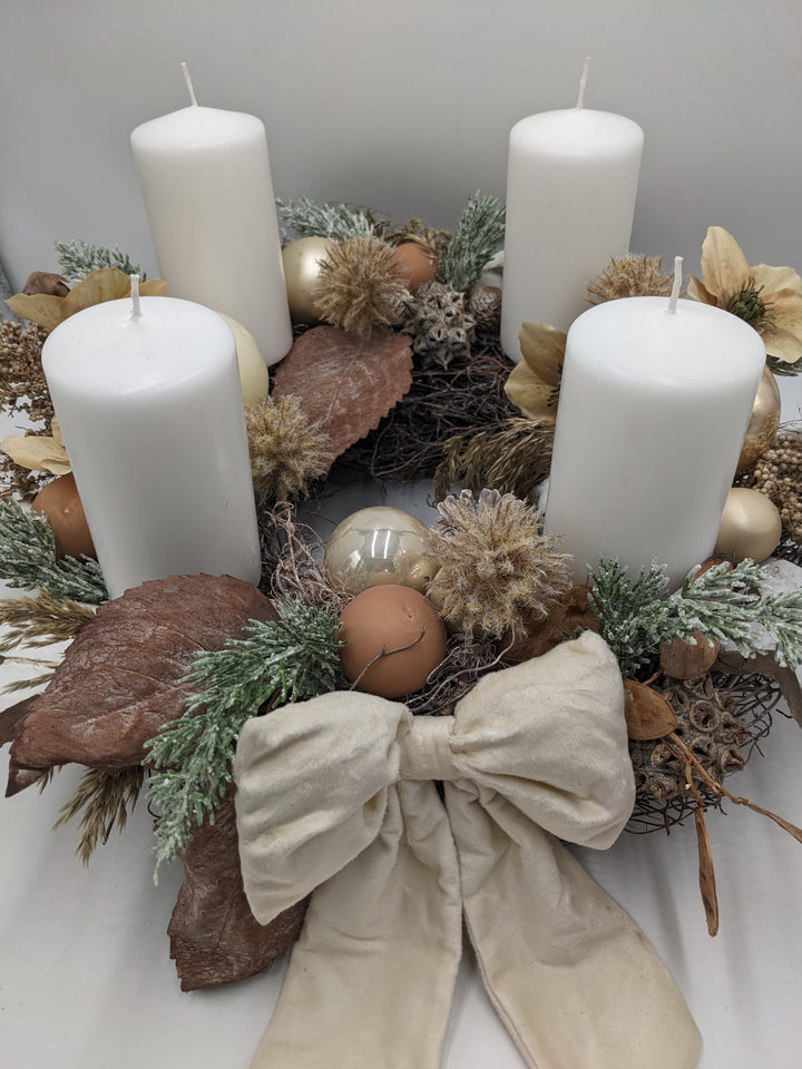 Adventskranz Christrosen Blätter weiss creme