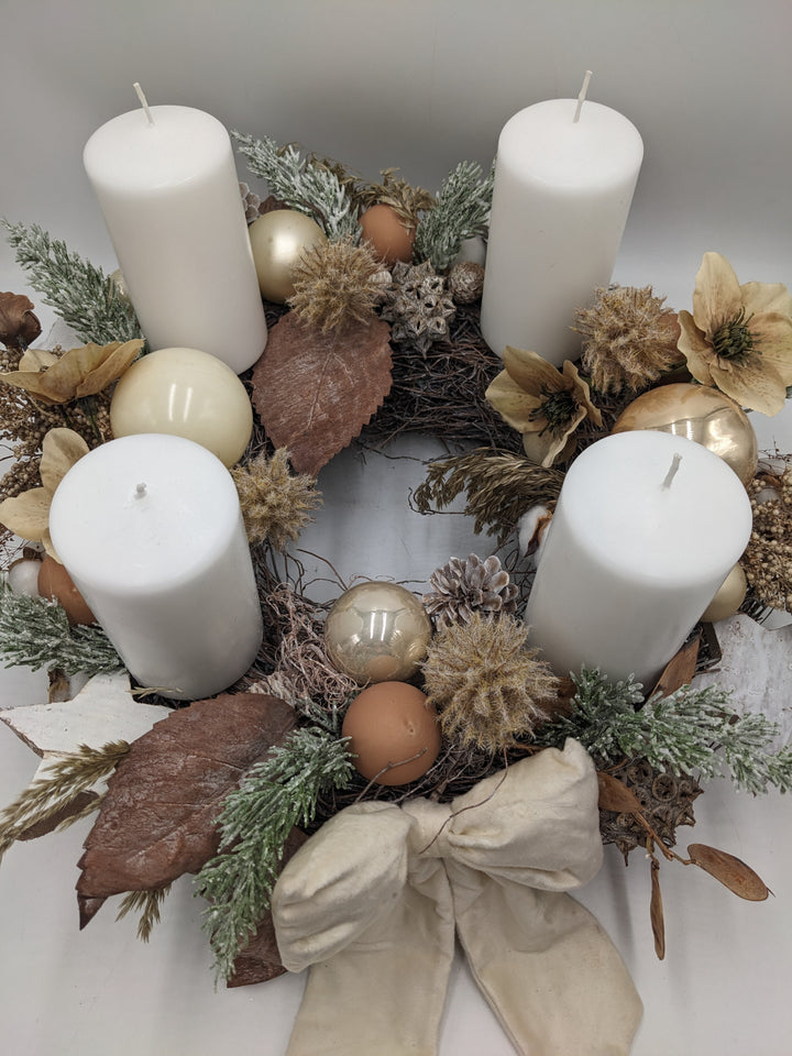 Adventskranz Christrosen Blätter weiss creme
