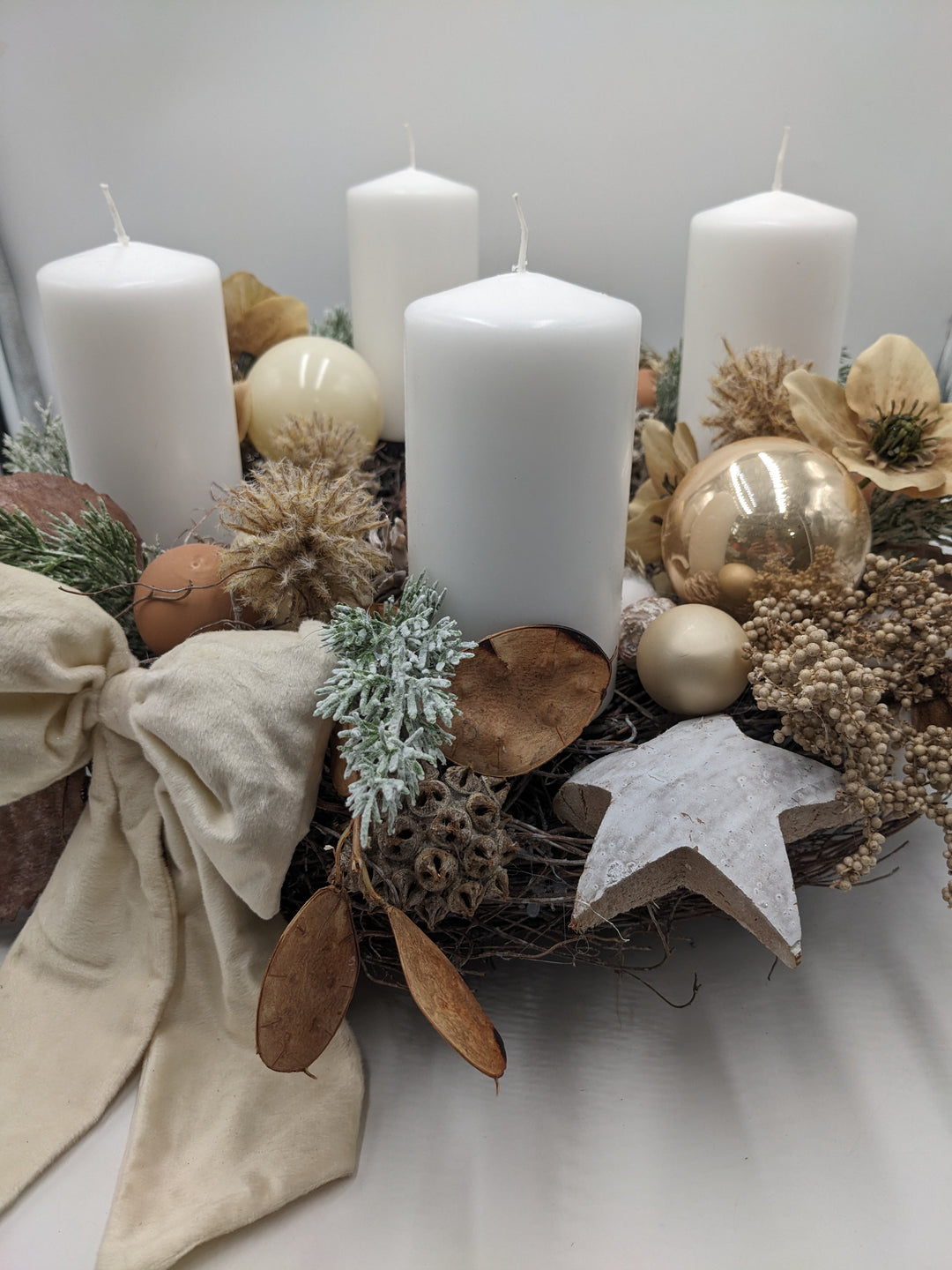 Adventskranz Christrosen Blätter weiss creme