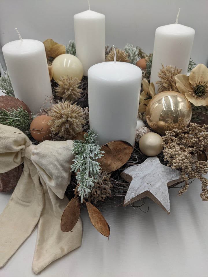 Adventskranz Christrosen Blätter weiss creme