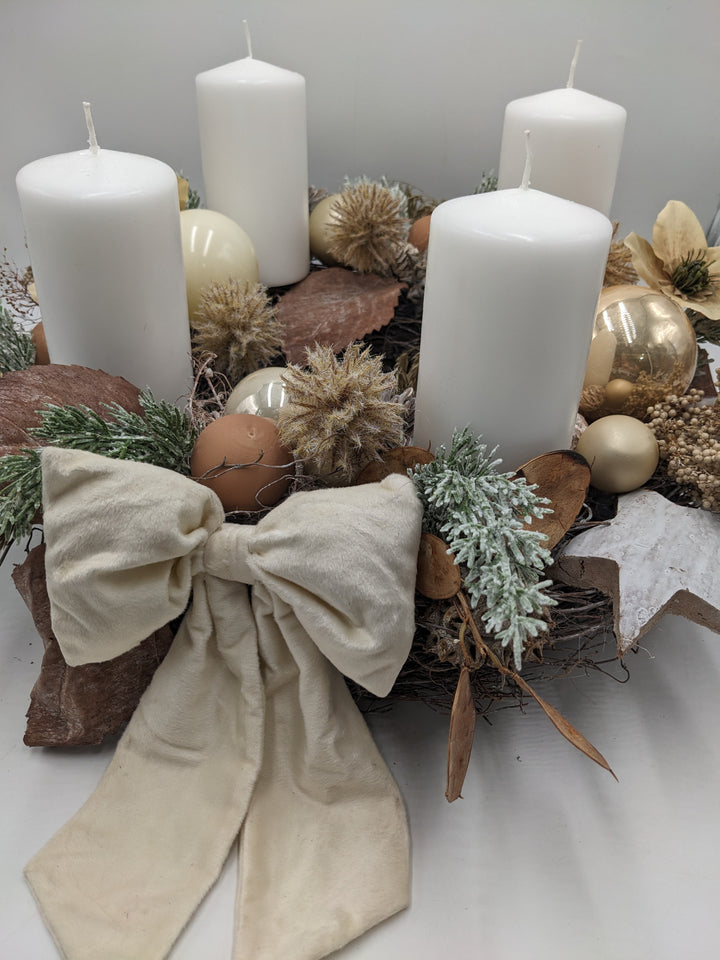 Adventskranz Christrosen Blätter weiss creme