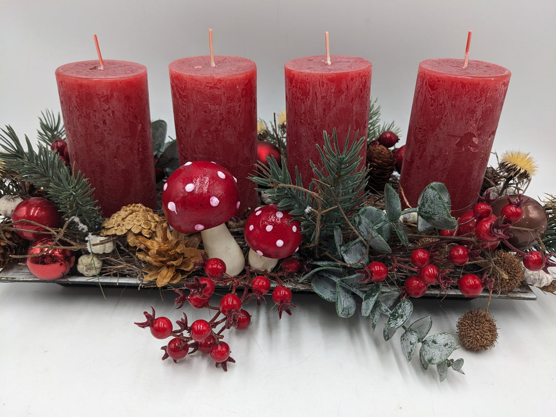 Adventsgesteck Pilze Beeren rot weiss