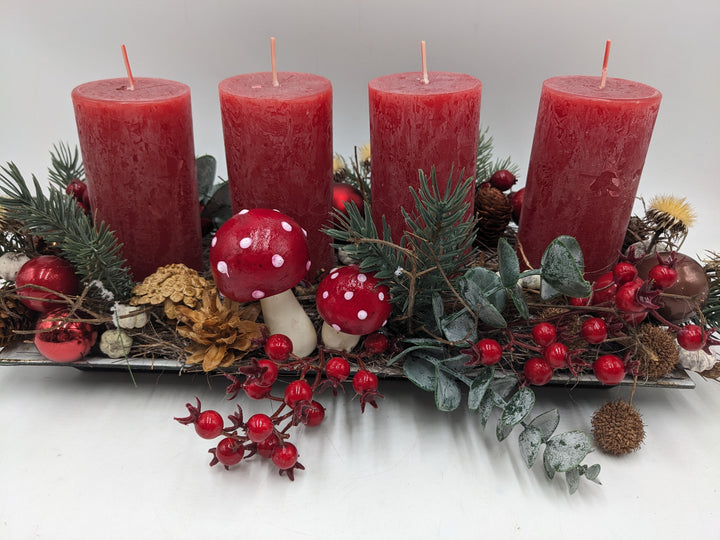 Adventsgesteck Pilze Beeren rot weiss