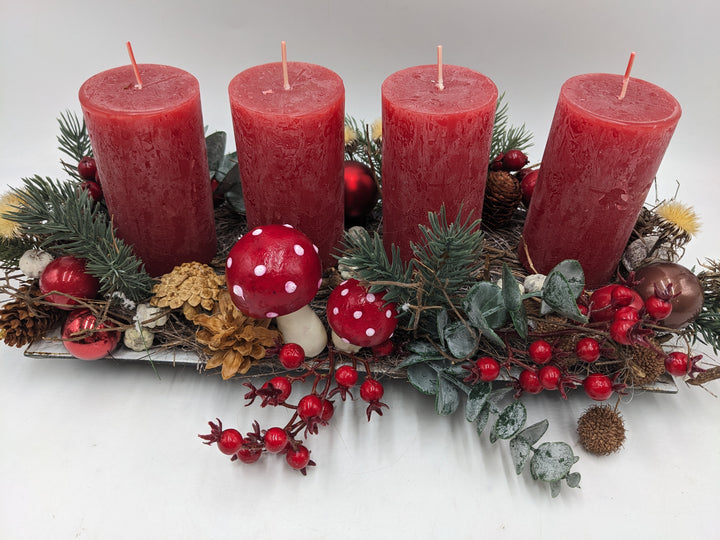 Adventsgesteck Pilze Beeren rot weiss