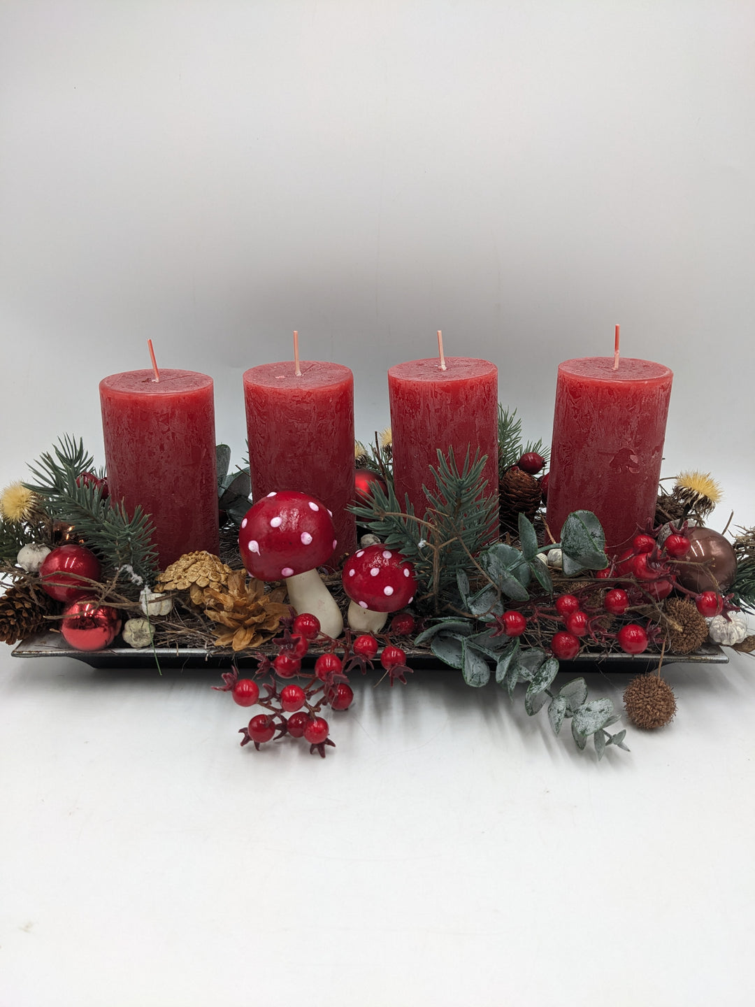 Adventsgesteck Pilze Beeren rot weiss