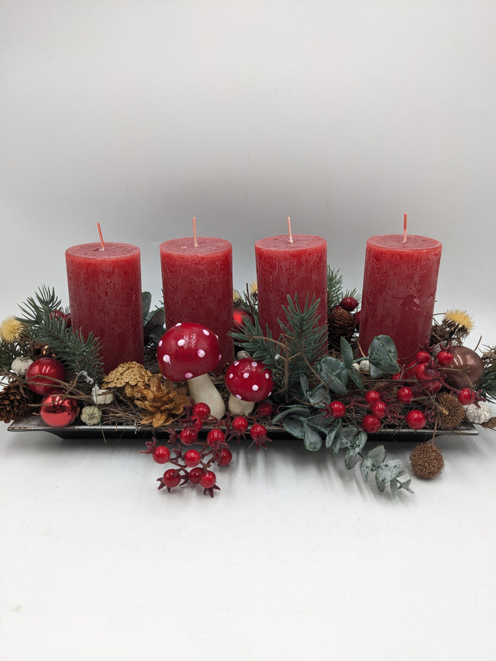 Adventsgesteck Pilze Beeren rot weiss