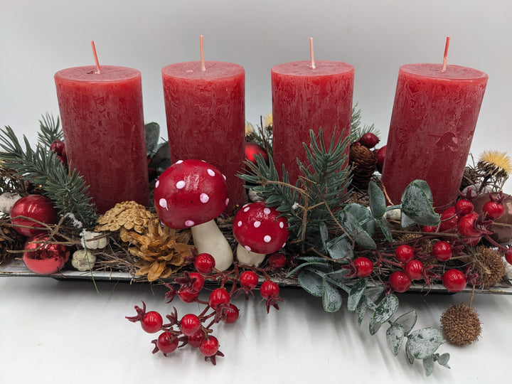 Adventsgesteck Pilze Beeren rot weiss