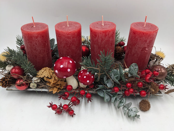Adventsgesteck Pilze Beeren rot weiss
