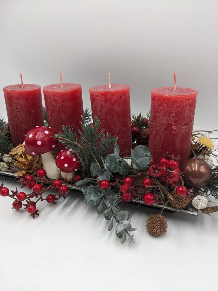 Adventsgesteck Pilze Beeren rot weiss