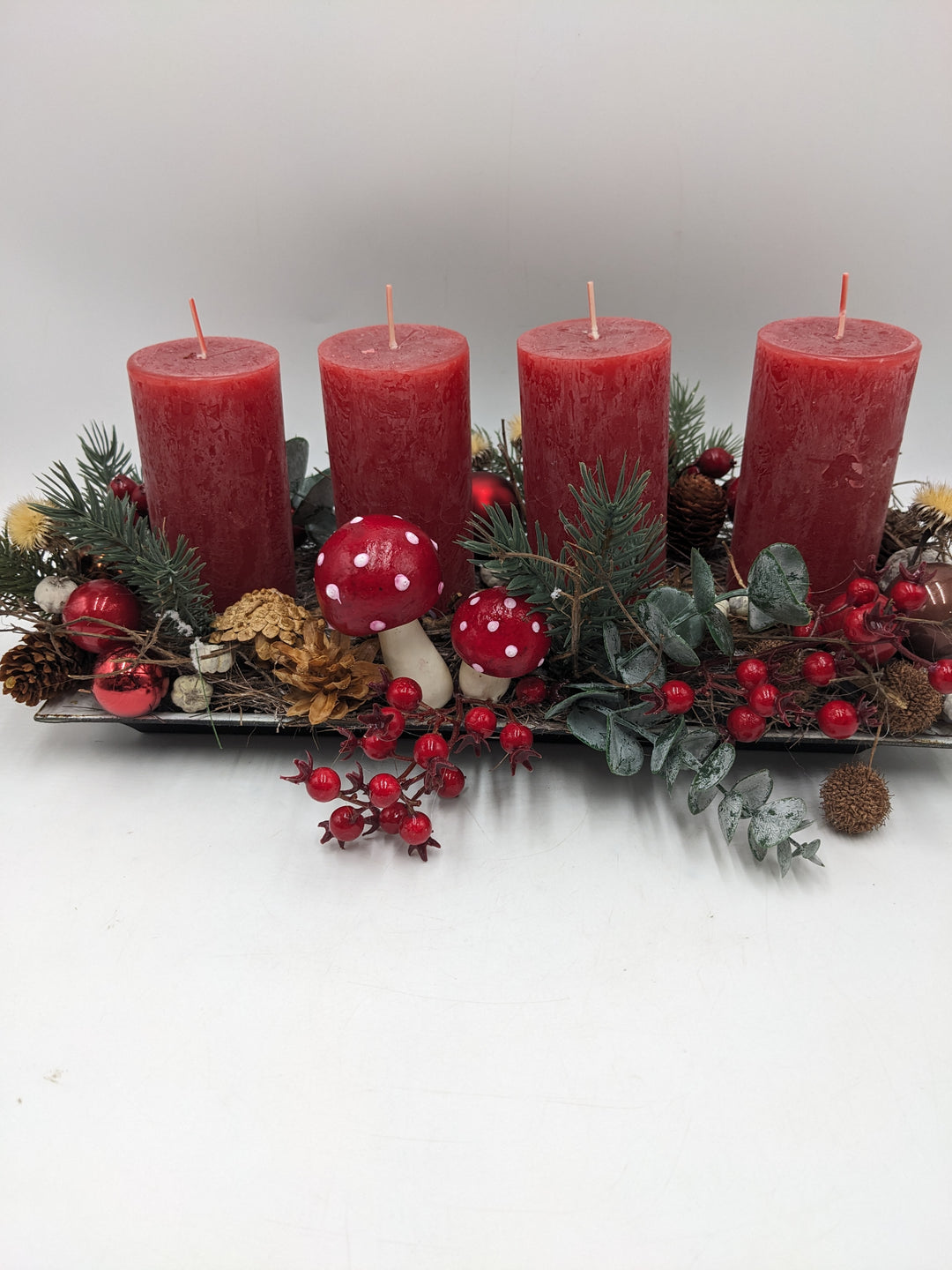 Adventsgesteck Pilze Beeren rot weiss
