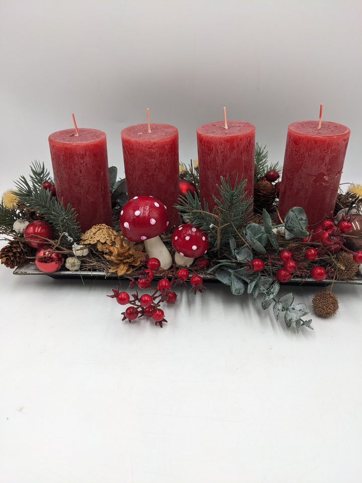 Adventsgesteck Pilze Beeren rot weiss