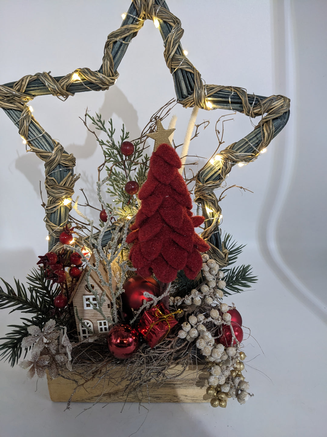 Weihnachtsgesteck Stern Haus Baum LED rot