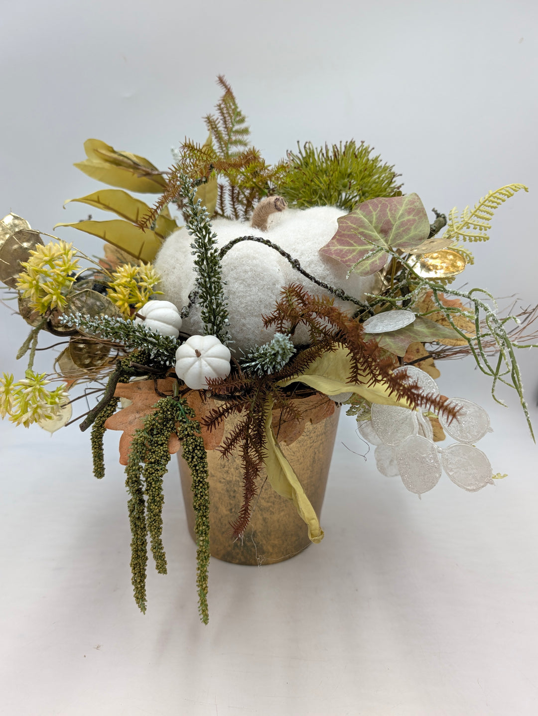 Herbstgesteck Kürbis Heide Gräser gold weiss