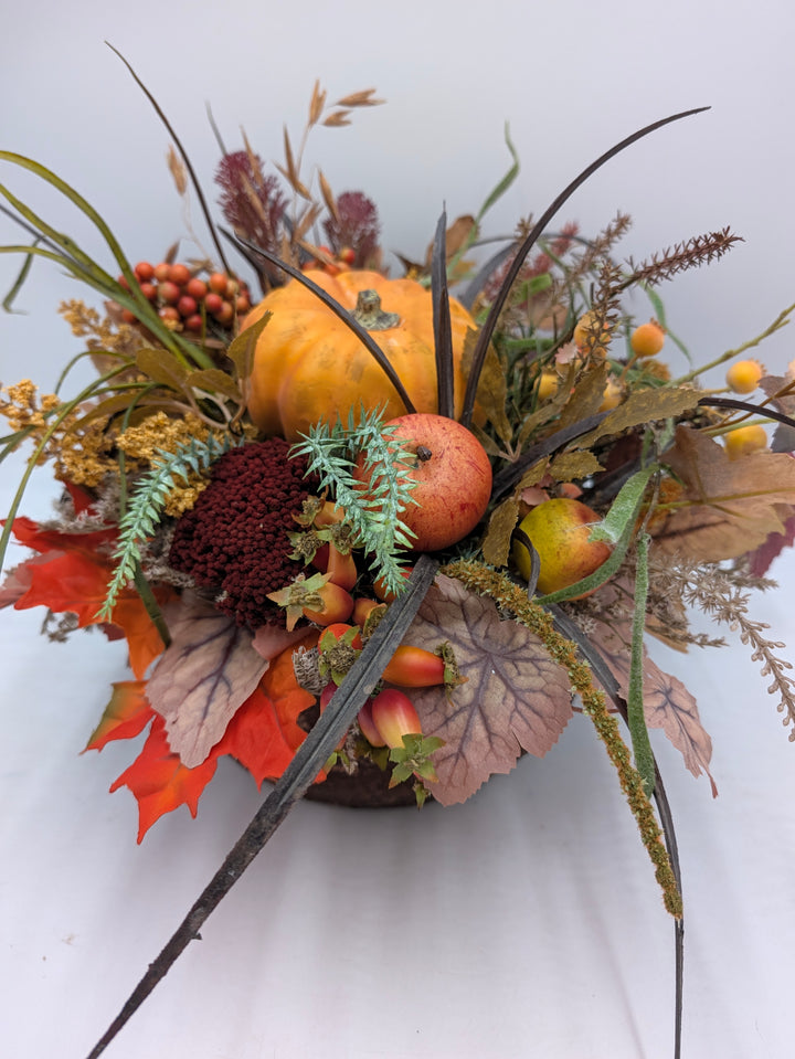 Herbstgesteck Kürbis Beeren Rost Äpfel orange
