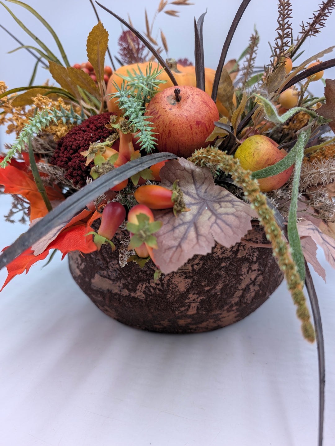 Herbstgesteck Kürbis Beeren Rost Äpfel orange