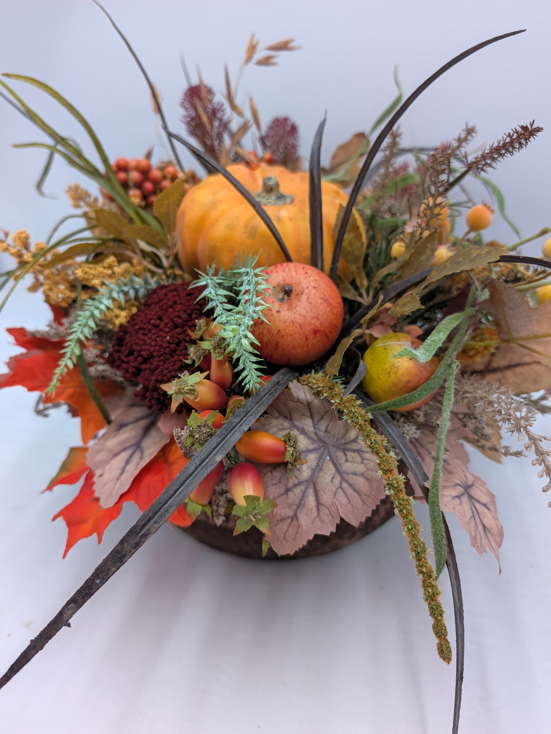 Herbstgesteck Kürbis Beeren Rost Äpfel orange