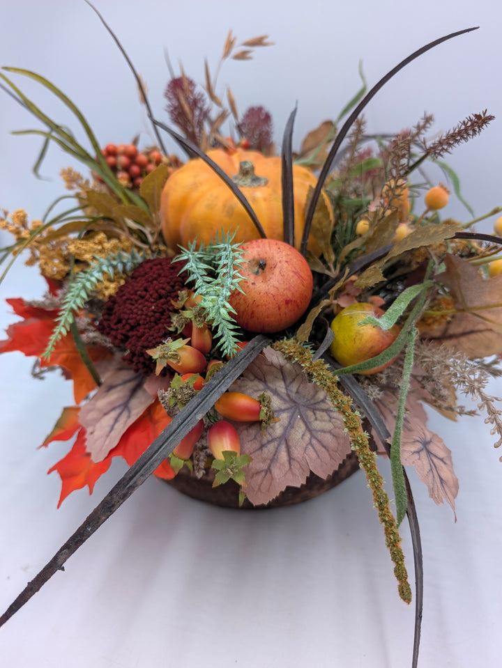 Herbstgesteck Kürbis Beeren Rost Äpfel orange