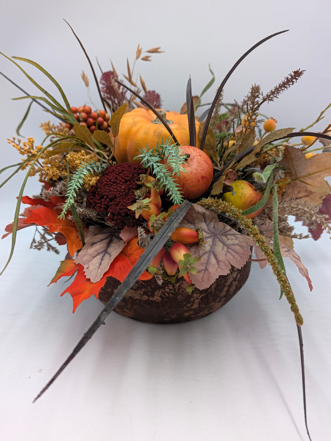 Herbstgesteck Kürbis Beeren Rost Äpfel orange