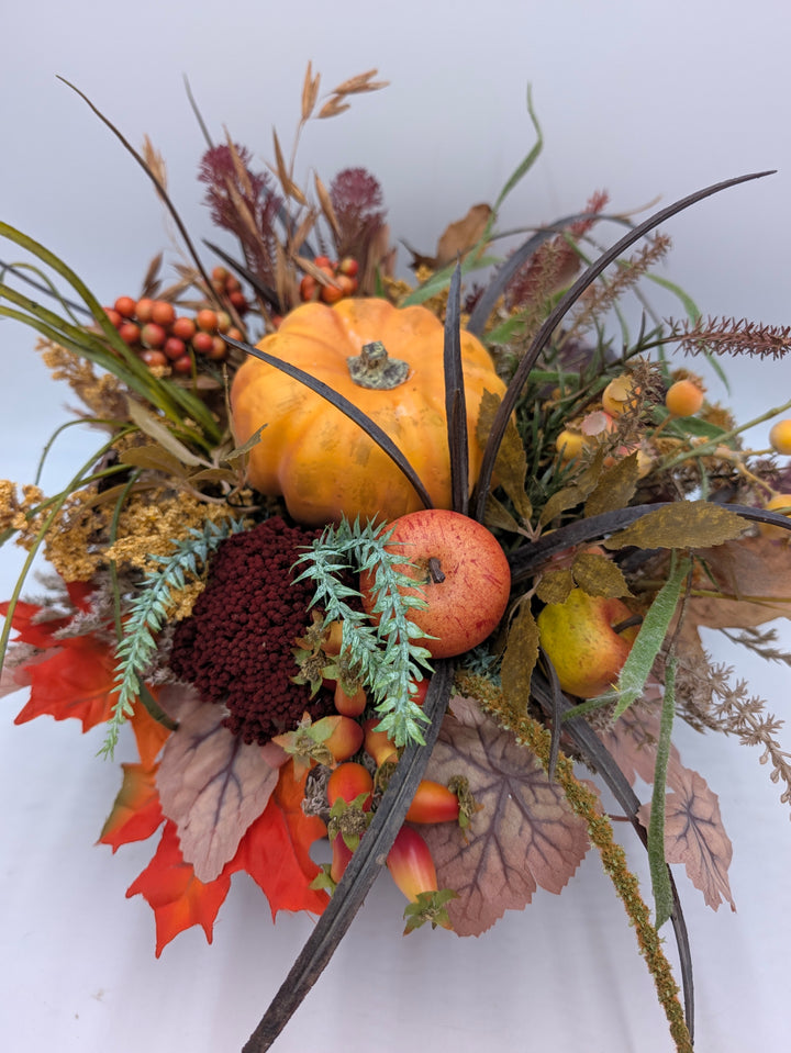 Herbstgesteck Kürbis Beeren Rost Äpfel orange