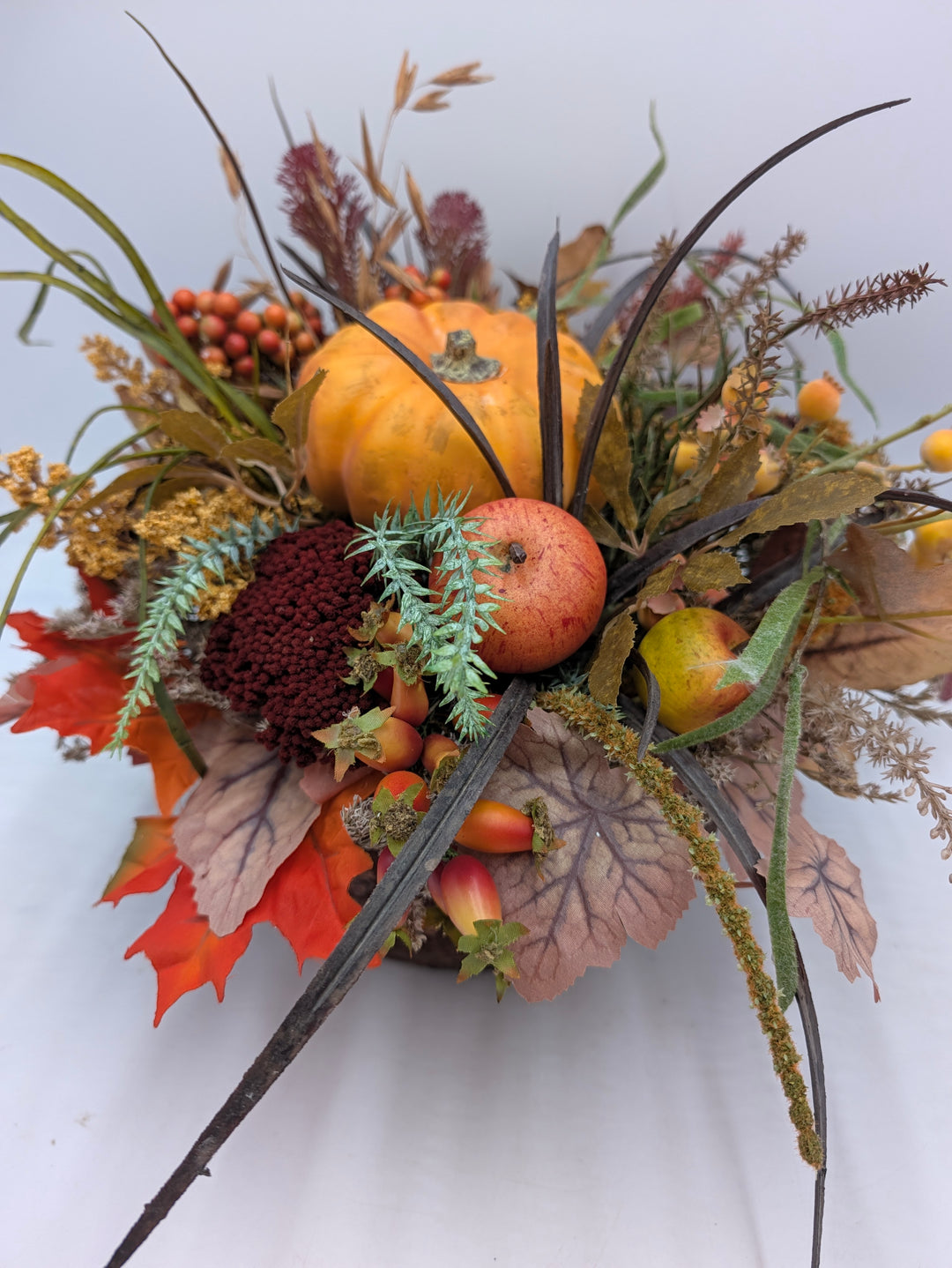 Herbstgesteck Kürbis Beeren Rost Äpfel orange