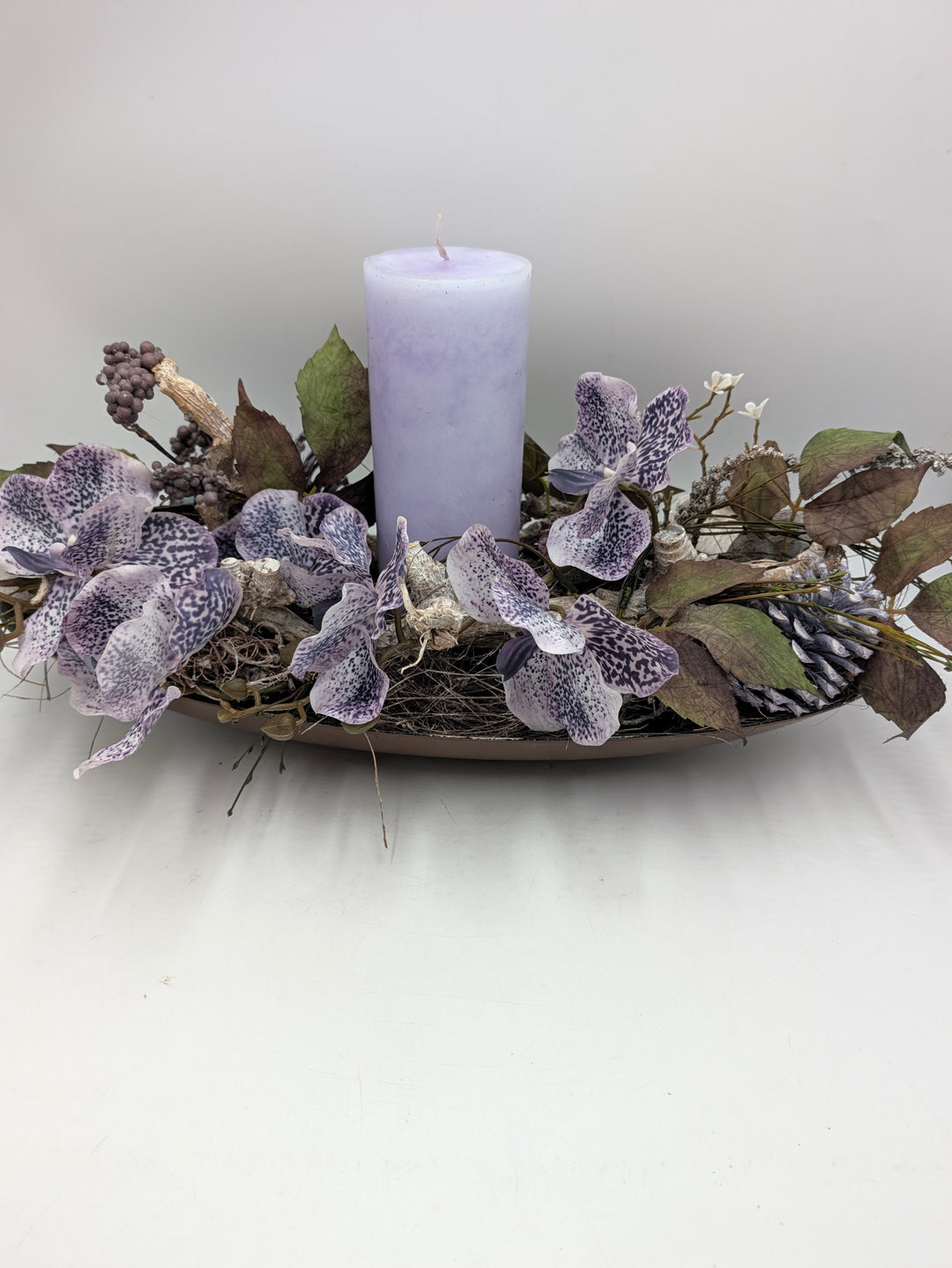 Herbstgesteck Flieder Orchidee Zapfen
