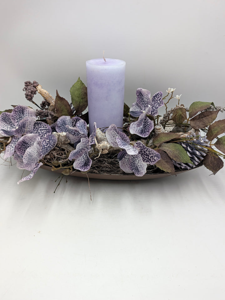 Herbstgesteck Flieder Orchidee Zapfen