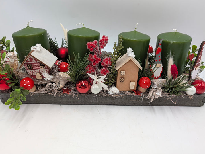 Adventsgesteck Häuser Beeren grün rot