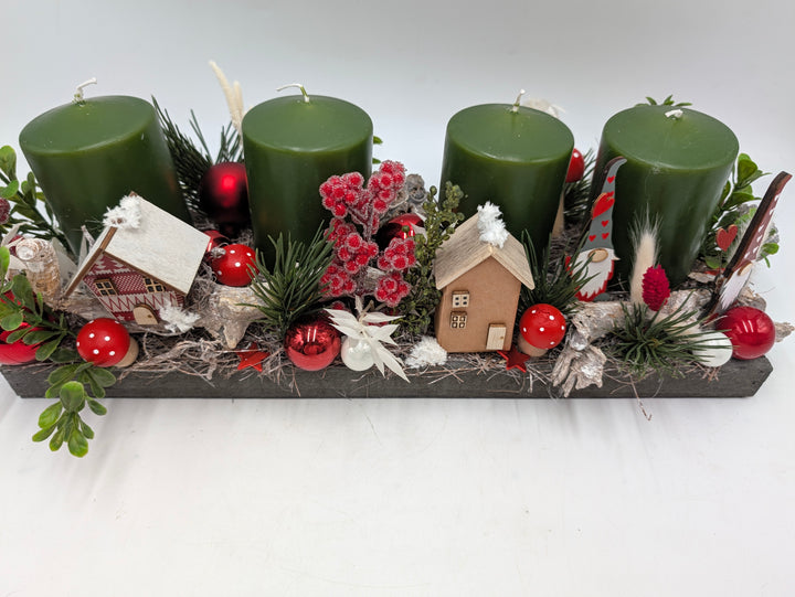Adventsgesteck Häuser Beeren grün rot