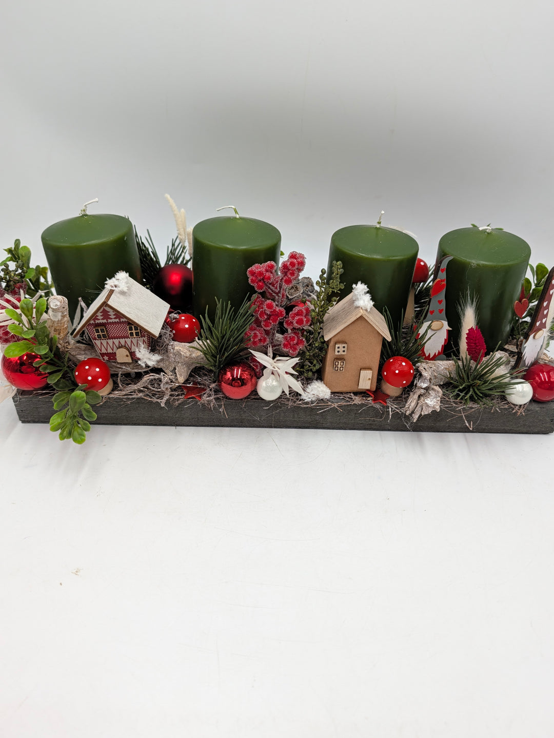 Adventsgesteck Häuser Beeren grün rot