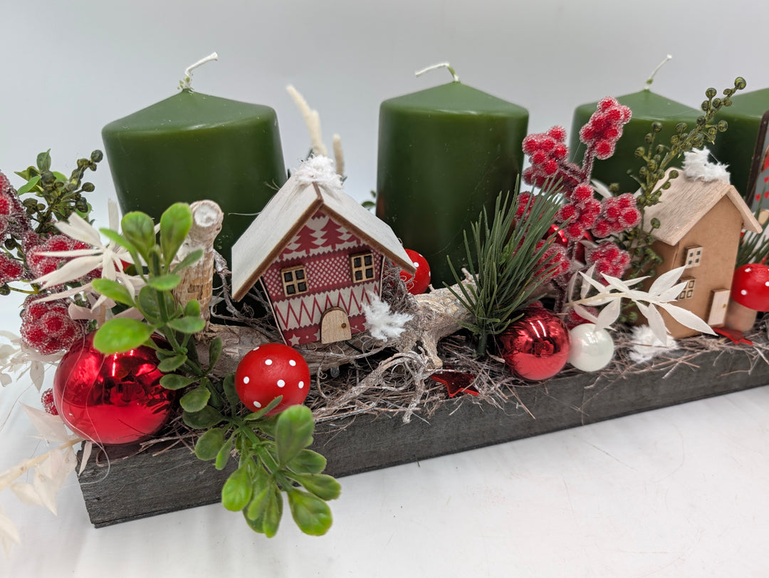 Adventsgesteck Häuser Beeren grün rot