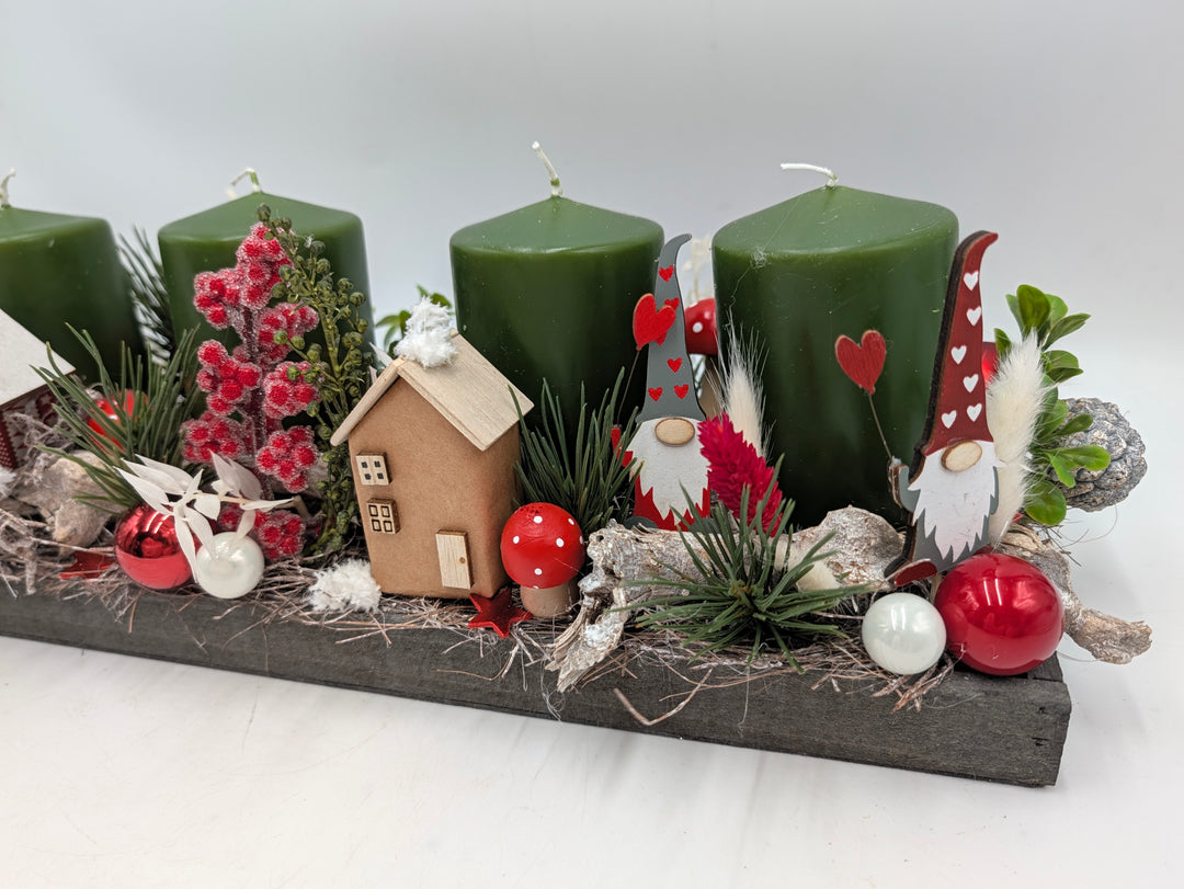 Adventsgesteck Häuser Beeren grün rot