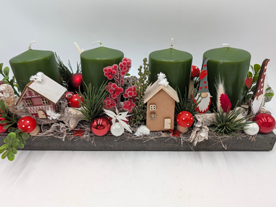 Adventsgesteck Häuser Beeren grün rot
