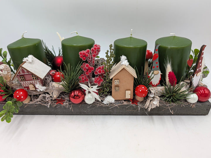Adventsgesteck Häuser Beeren grün rot