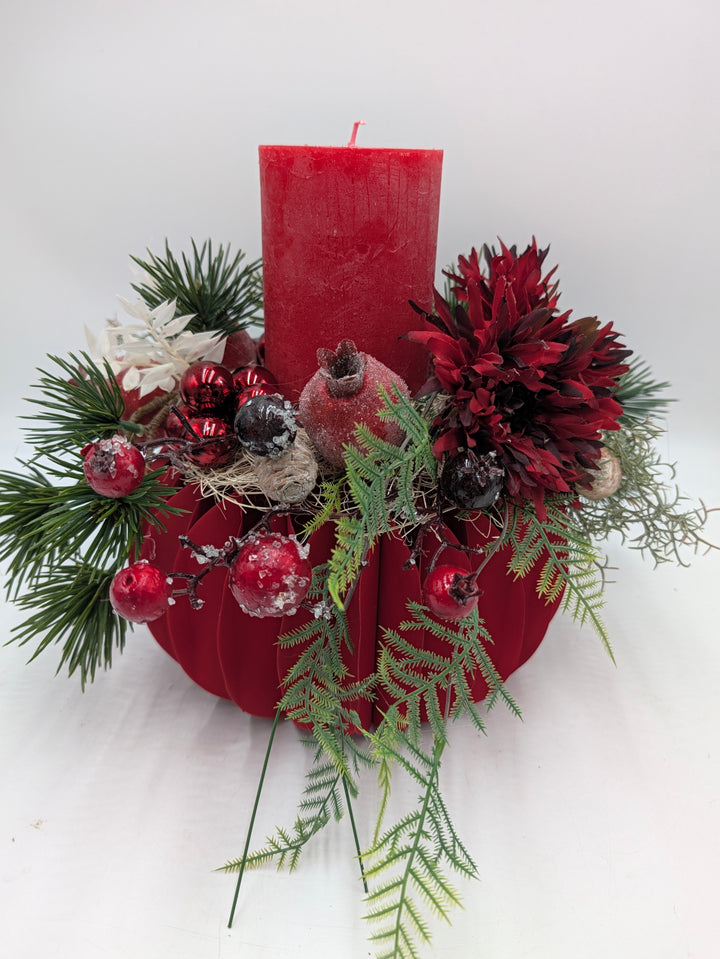 Weihnachtsgesteck Granatäpfel Beeren Zapfen rot
