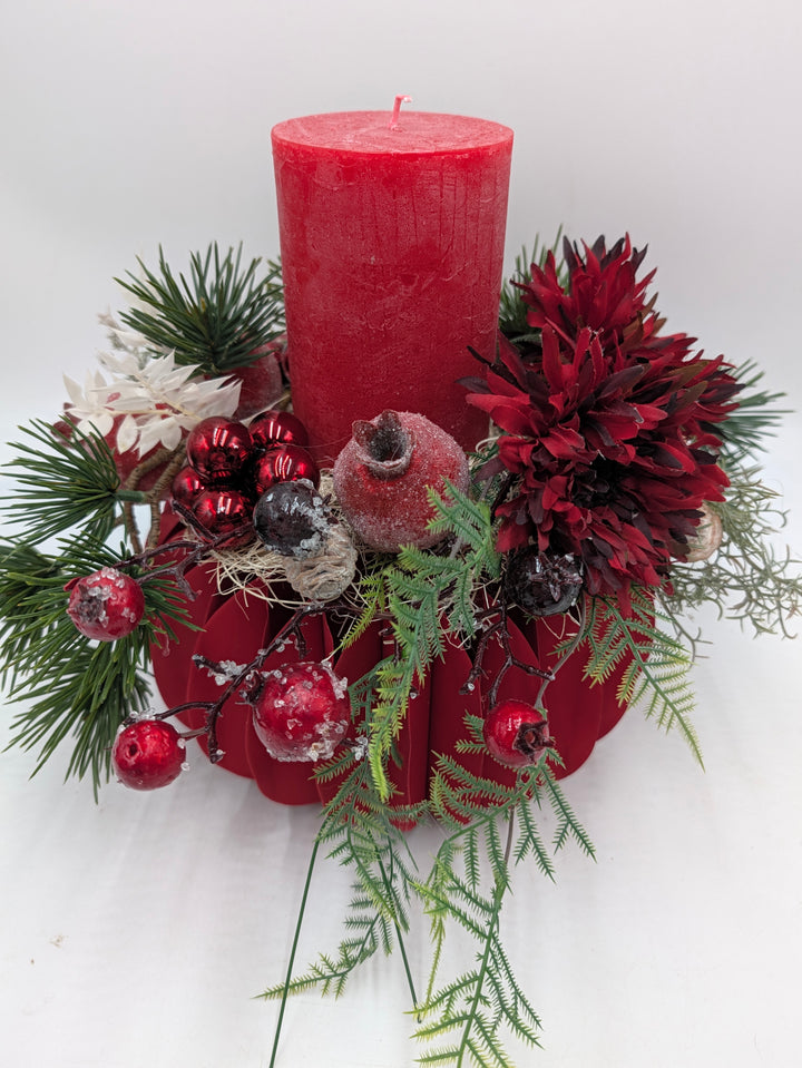 Weihnachtsgesteck Granatäpfel Beeren Zapfen rot