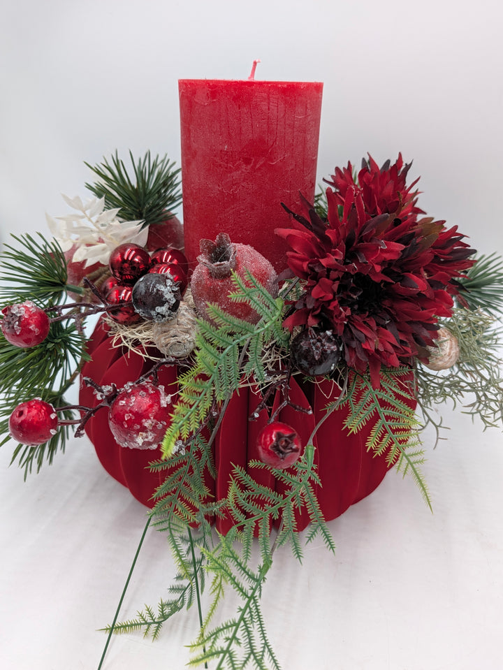 Weihnachtsgesteck Granatäpfel Beeren Zapfen rot