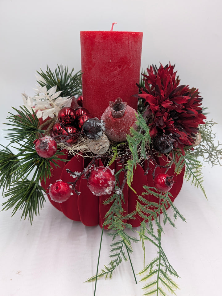 Weihnachtsgesteck Granatäpfel Beeren Zapfen rot