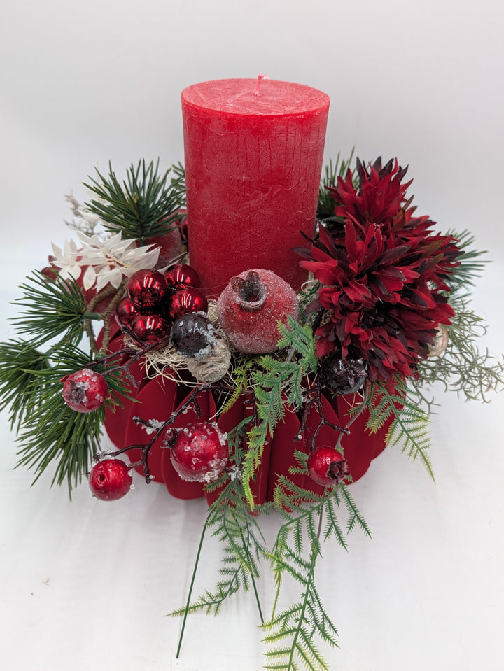 Weihnachtsgesteck Granatäpfel Beeren Zapfen rot