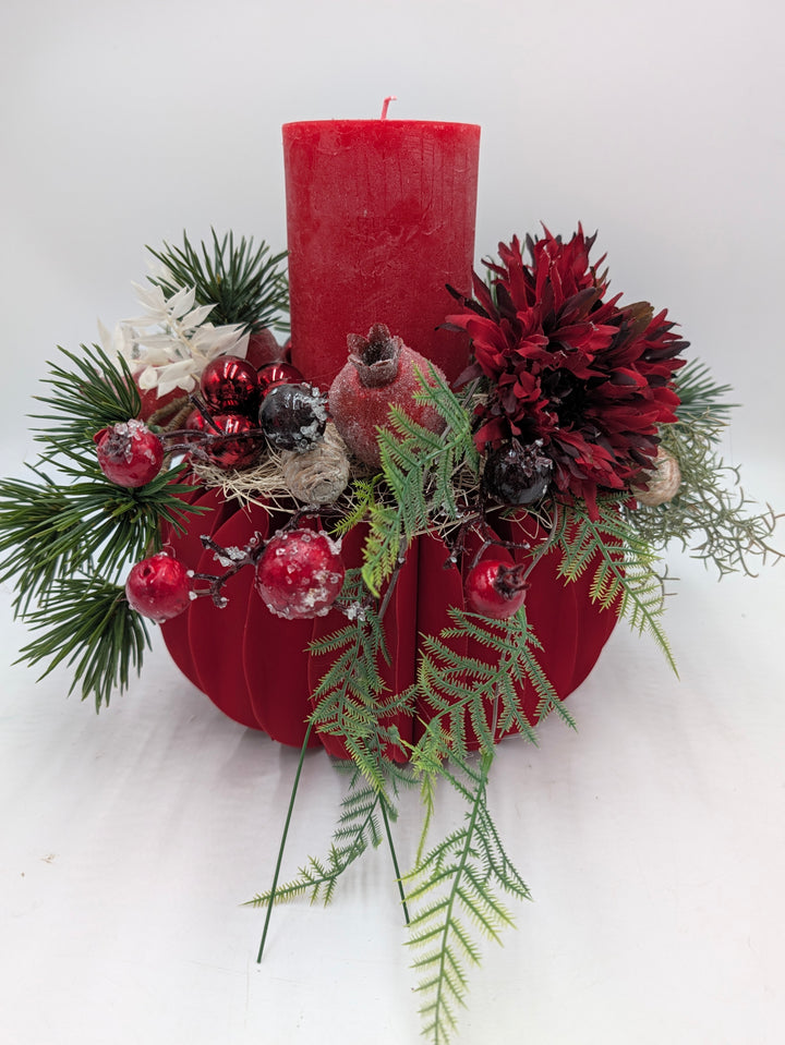 Weihnachtsgesteck Granatäpfel Beeren Zapfen rot