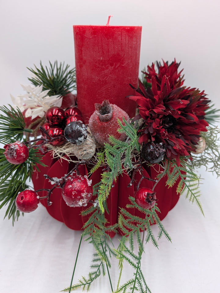 Weihnachtsgesteck Granatäpfel Beeren Zapfen rot