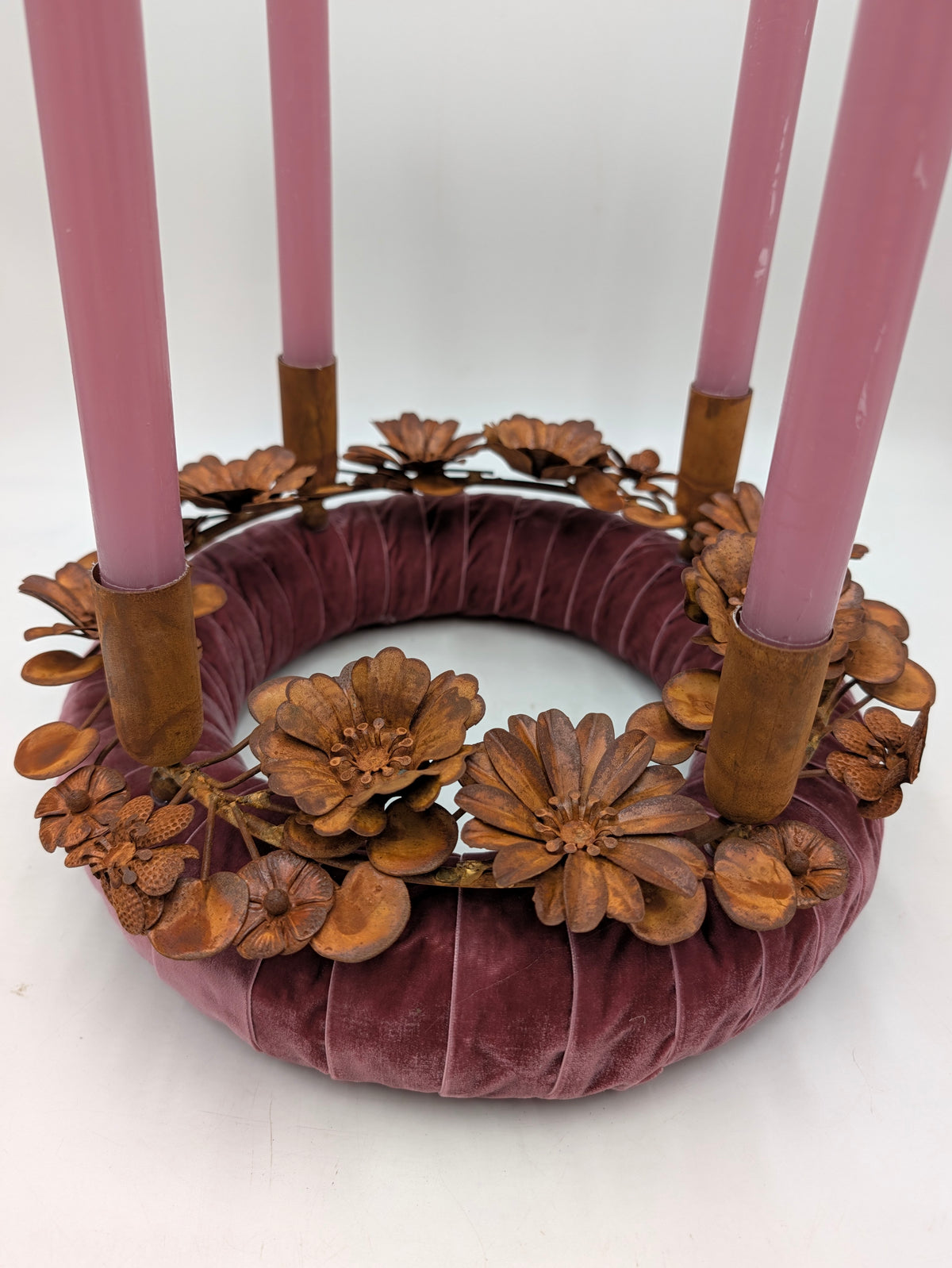 Adventskranz von oben: Samtring in Altrosa, Blüten und Blätter aus rostbraunem Metall, vier rosa Kerzen