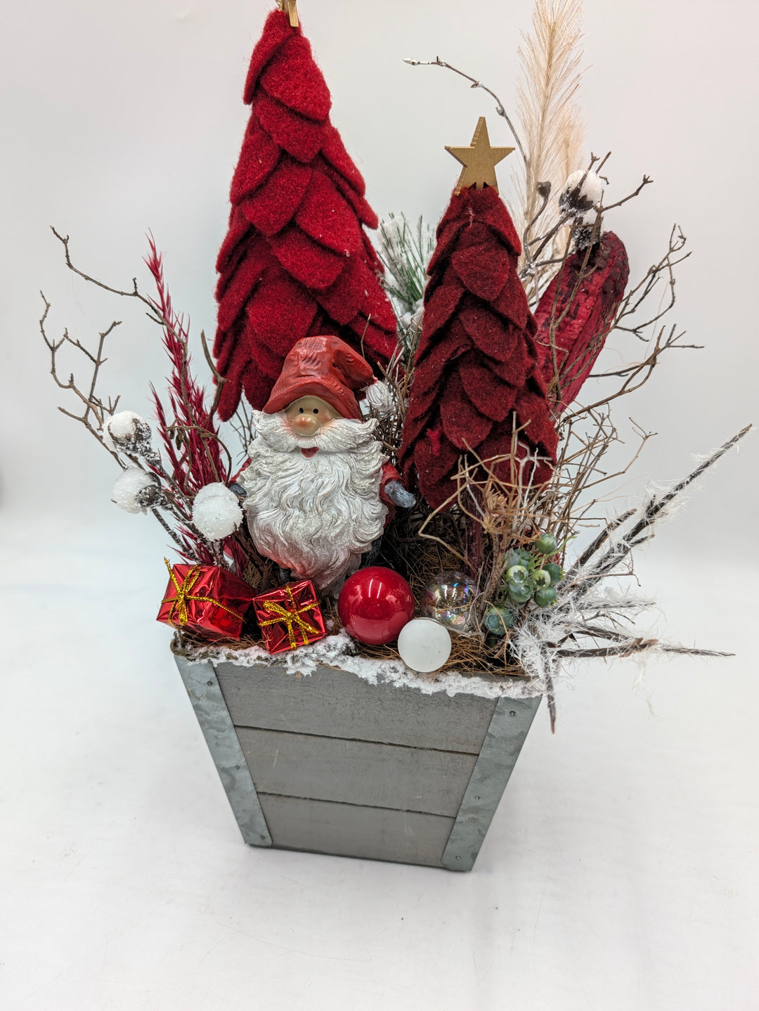 Weihnachtsgesteck Bäume W-Mann rot