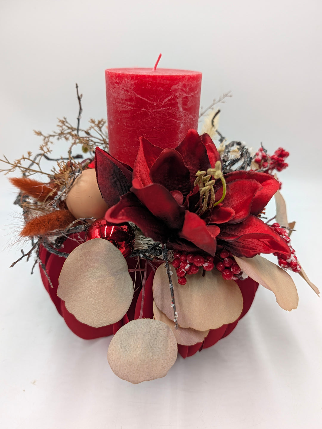 Weihnachtsgesteck Amaryllis Beeren Gräser rot
