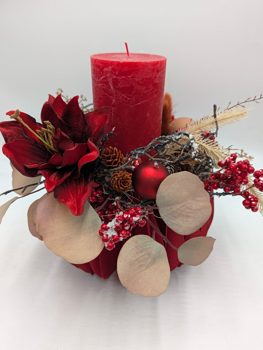 Weihnachtsgesteck Amaryllis Beeren Gräser rot