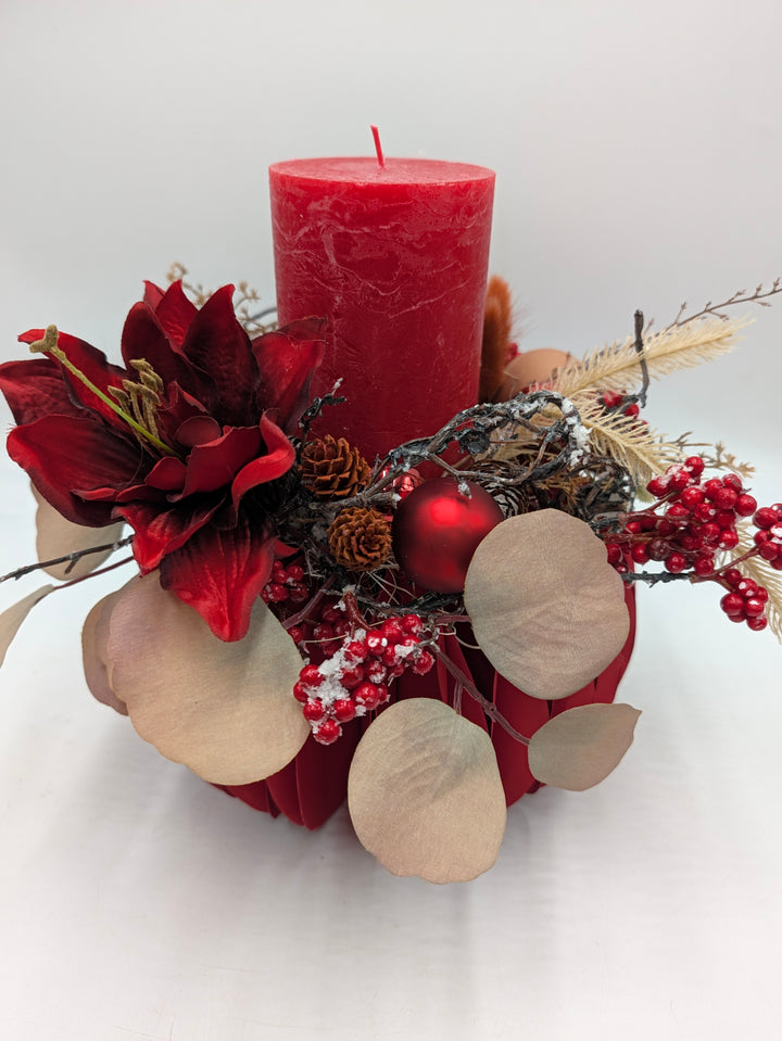 Weihnachtsgesteck Amaryllis Beeren Gräser rot