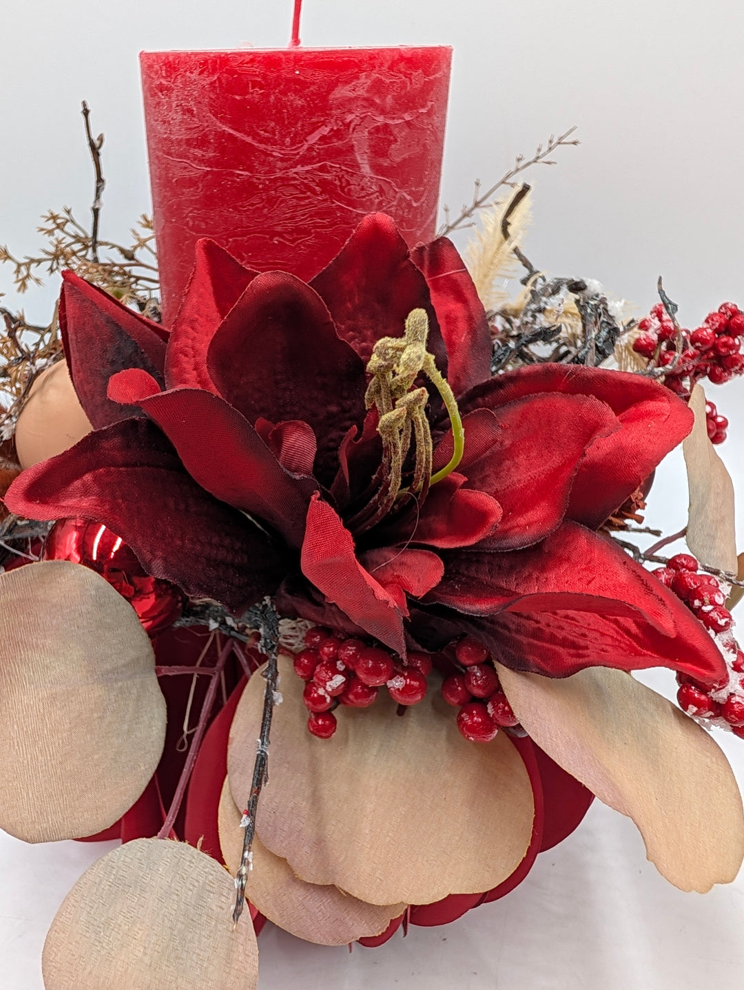 Weihnachtsgesteck Amaryllis Beeren Gräser rot