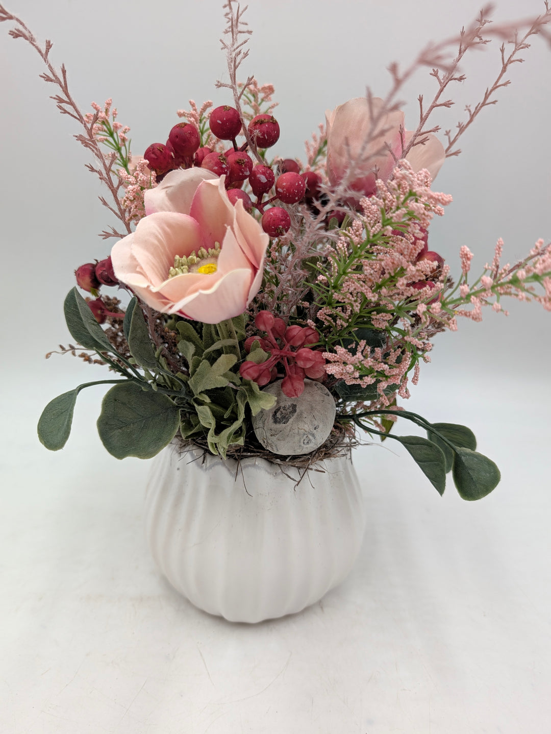Frühlingsgesteck Anemone Beeren rosa