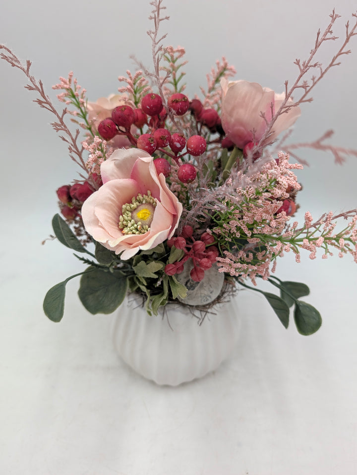 Frühlingsgesteck Anemone Beeren rosa