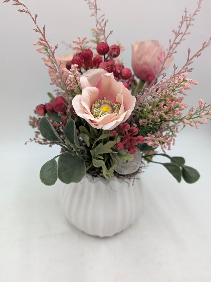 Frühlingsgesteck Anemone Beeren rosa